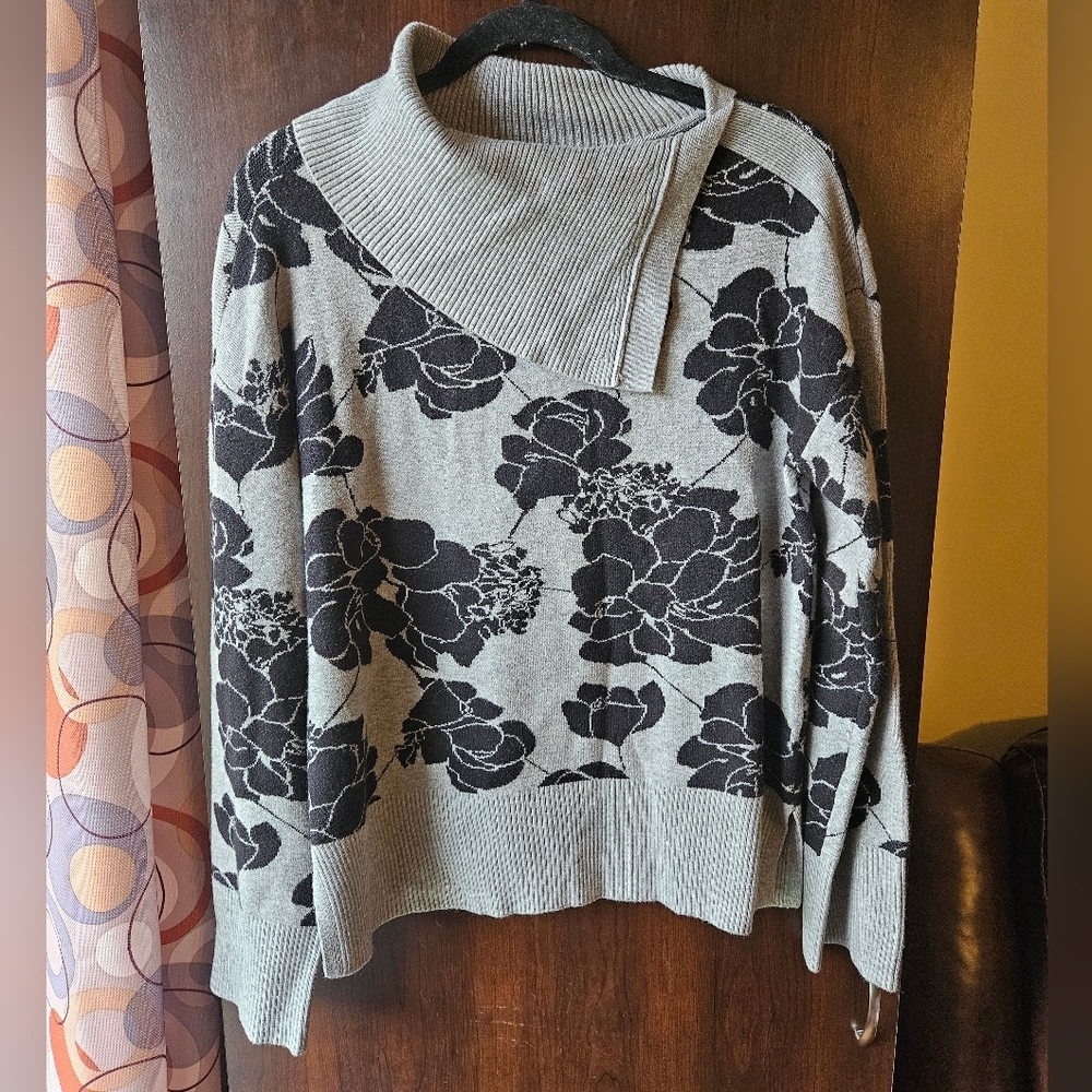 Liz Claiborne Floral Patterned Gray Sweater Size Medium